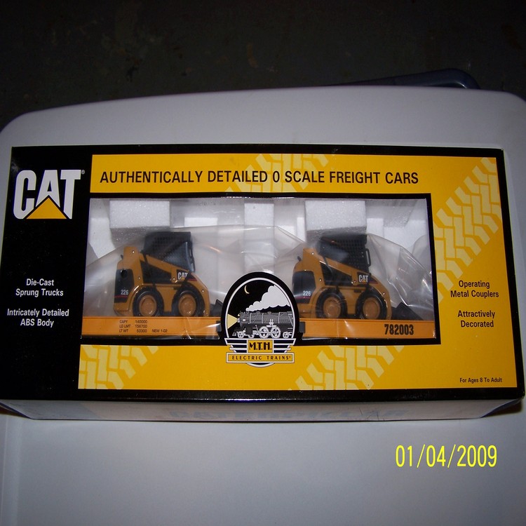 MTH Caterpillar flatcar with 2 skidsteers